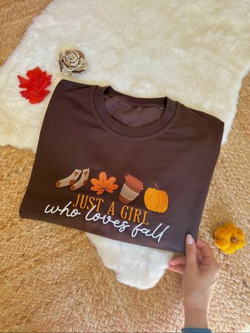 Sweat brodé unisexe Just a Girl Who Loves Fall – style automne cosy avec citrouille & café