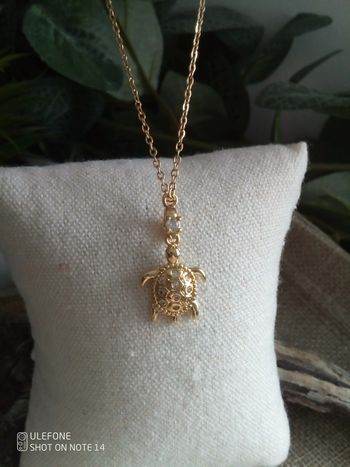 Collier tortue dorée avec zircons