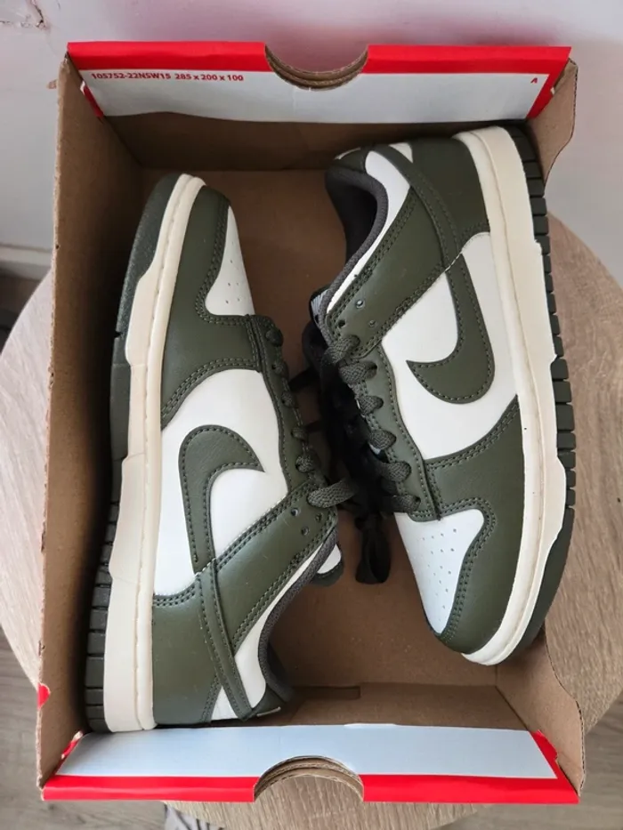 Nike dunk low taille 37,5 neuves blanc kaki