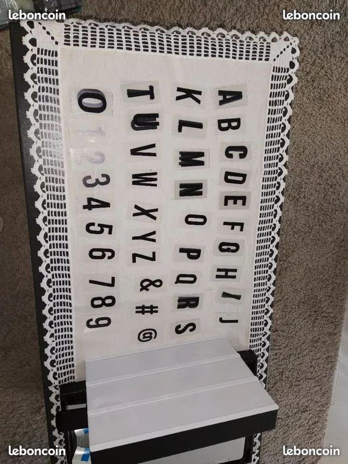 Boite lumineuse avec lettres et chiffres