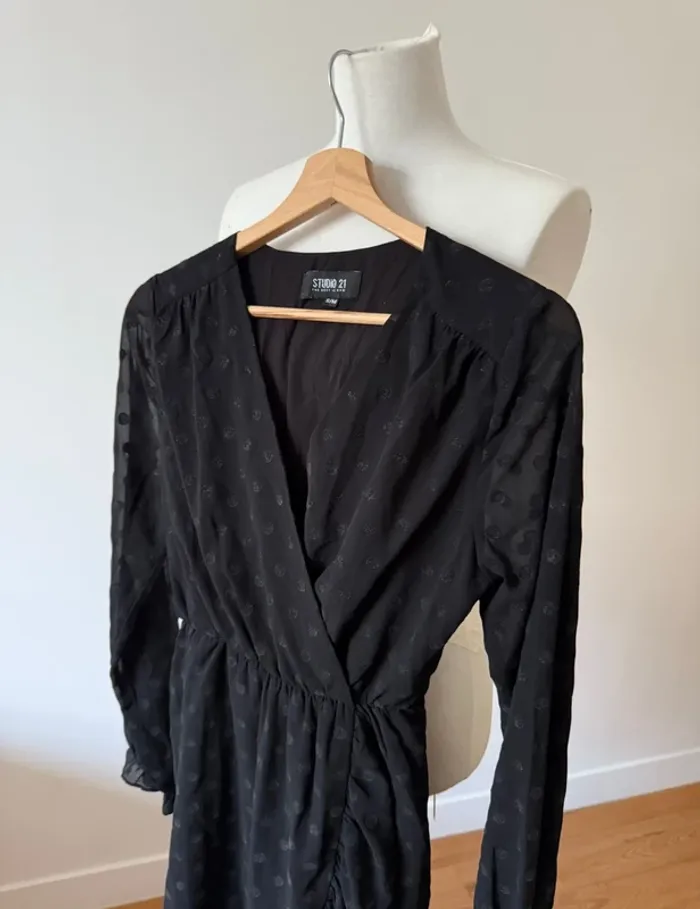Jolie robe noir effet croisé S/M - photo numéro 3