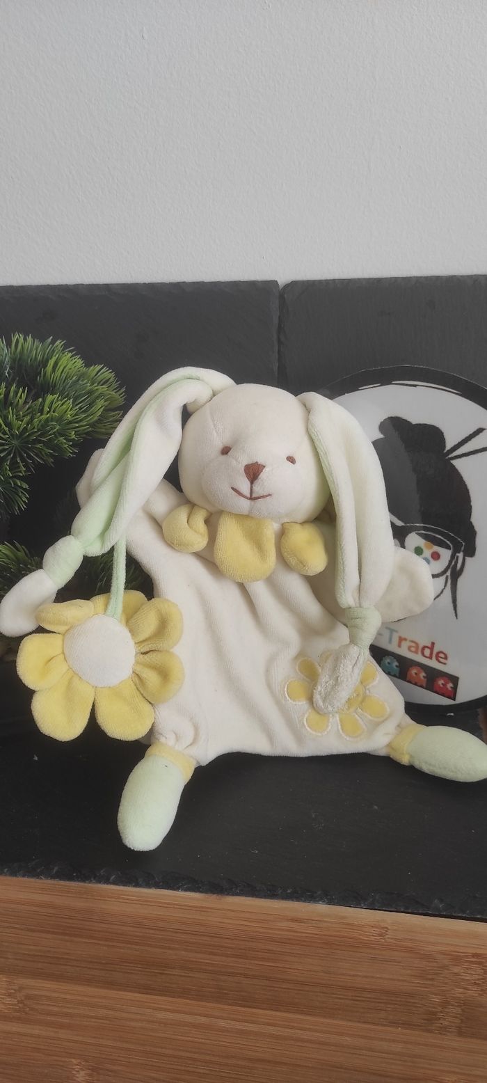 Doudou et compagnie marionnette lapin fleur pâquerette jaune vert blanc Soleil