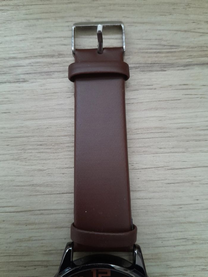 Montre homme noire et argentée, bracelet marron, montre a quartz - photo numéro 4