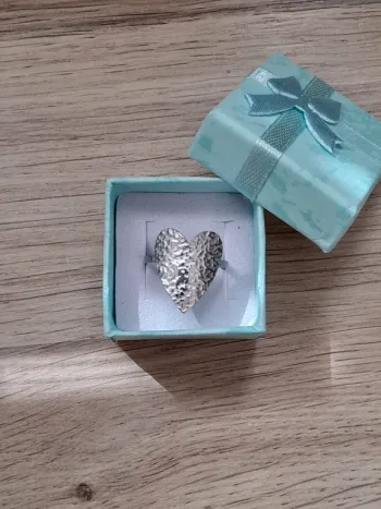 Bague coeur,  couleur argenté,  réglable convient plus aux tailles 52/54