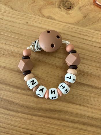 Attache-tétine personnalisée en silicone