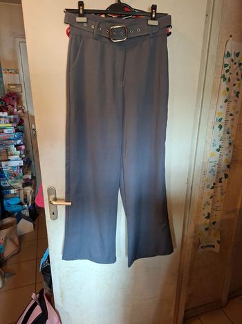 Pantalon neuf avec ceinture taille 38
