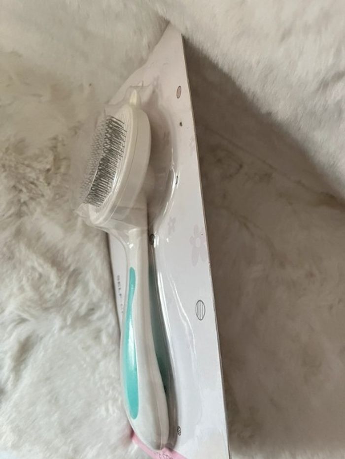 Brosse pour chat et chien autonettoyante blanche et turquoise - photo numéro 3