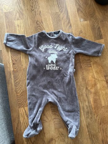 Pyjama velours, trois mois