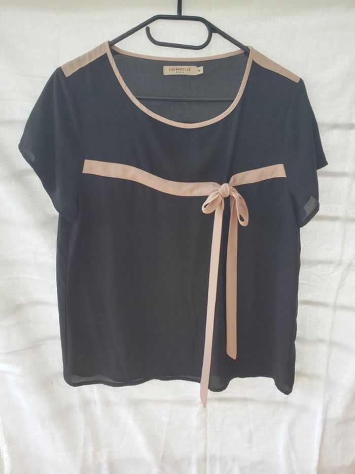T-shirt noir avec nœud beige
