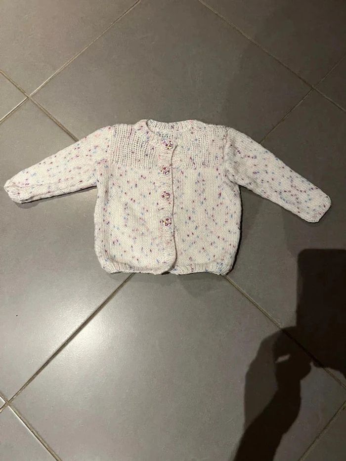 Gilet à boutons tricoté maison - Blanc moucheté bleu, violet & rose - 18 à 24 mois