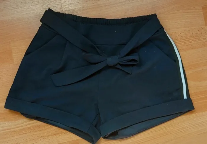 Short bleu foncé marine avec bandes blanches noires sur les côtes - photo numéro 2