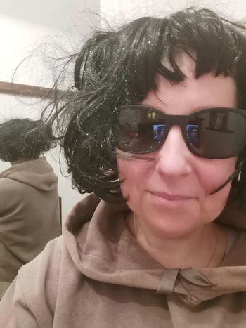 Perruque coupe courte frange noir synthétique