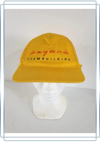 Casquette jaune Beyond, bon état, taille unique mais il y'a des petites tâches à nettoyer,