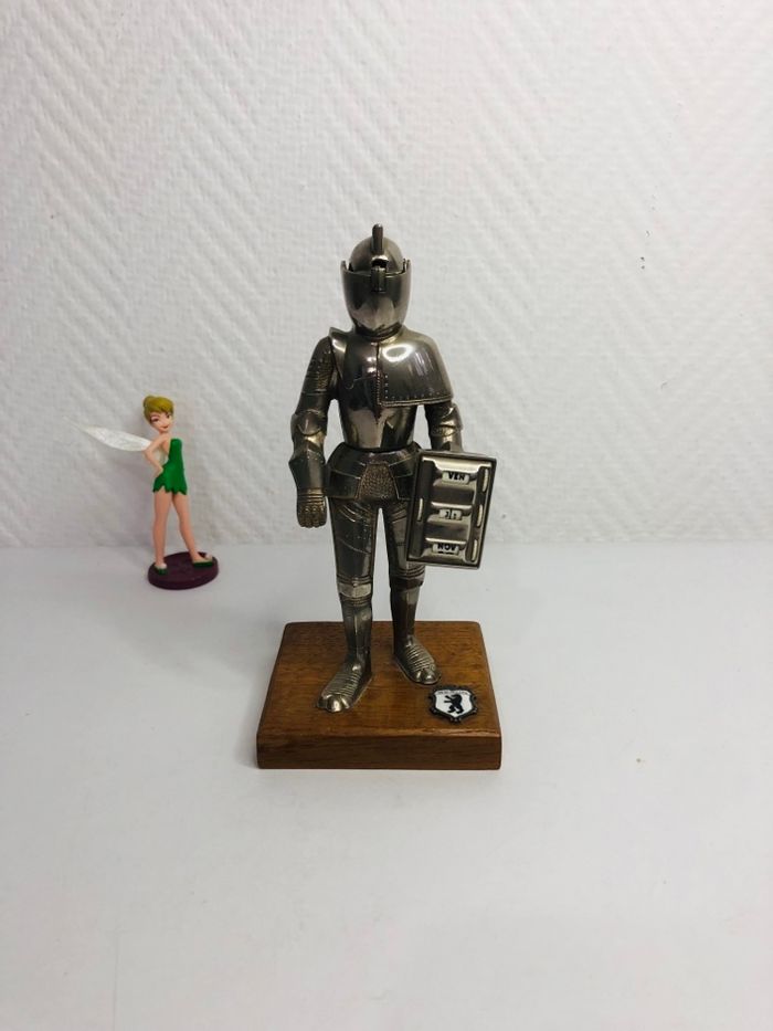 Briquet de table chevalier en armure avec calendrier perpétuel - photo numéro 2