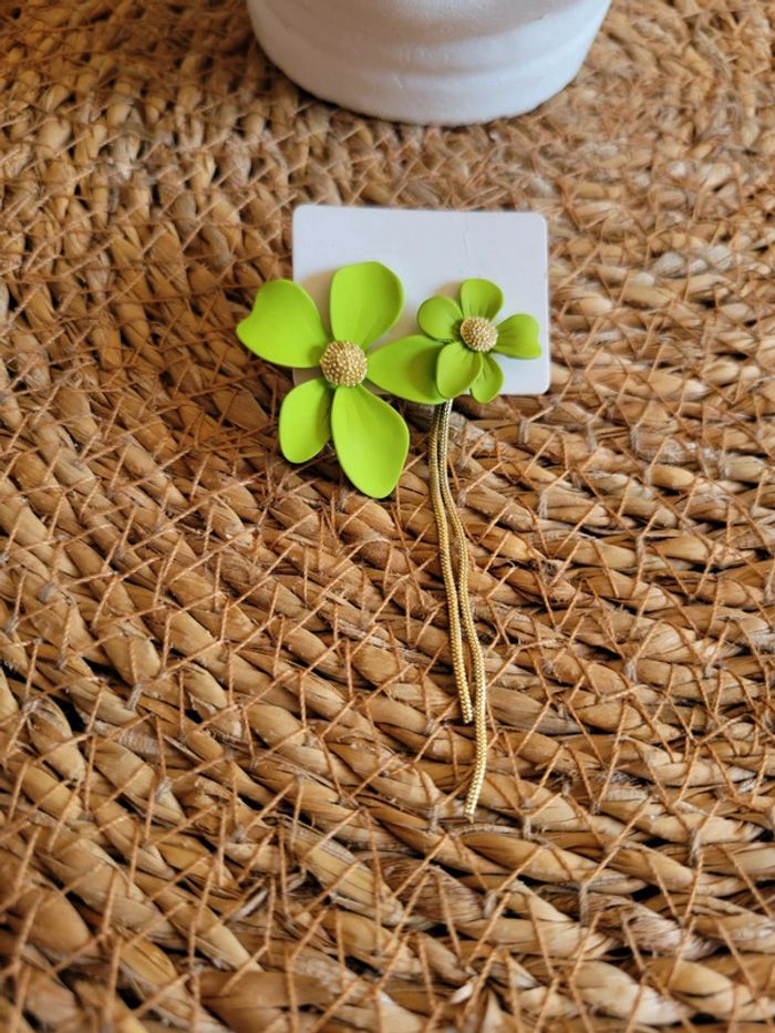 Boucles d oreilles asymeyriques fleurs - photo numéro 4