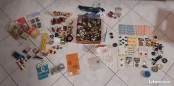 Mercerie : énorme lot de boutons, fil..