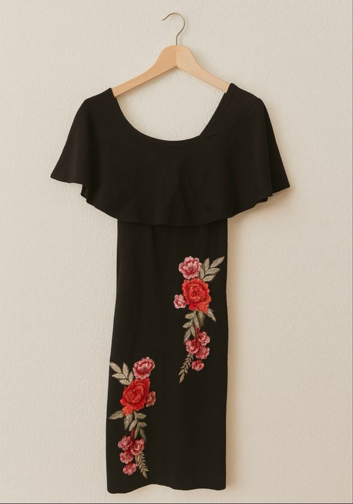 Robe noire à broderies florales