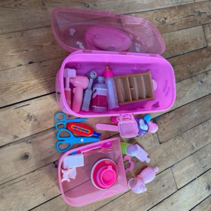 Mallette hello kitty dans l’état et divers accessoires beauté soins etc - photo numéro 4