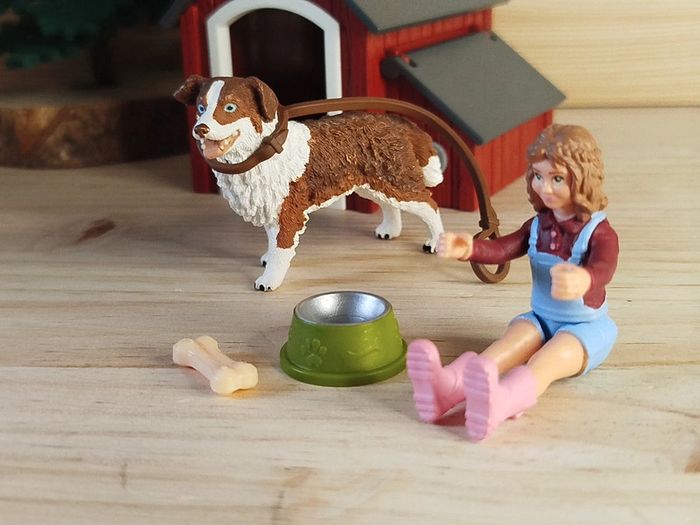 Schleich Fillette et son chien berger australien, sa niche et ses accessoires - photo numéro 4