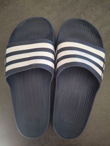 Claquettes Adidas bleu taille 7  40