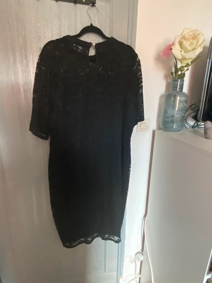 Robe noire en dentelle - photo numéro 2