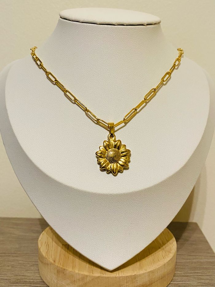 Collier à gros maillons doré avec pendentif fleurs acier inoxydable