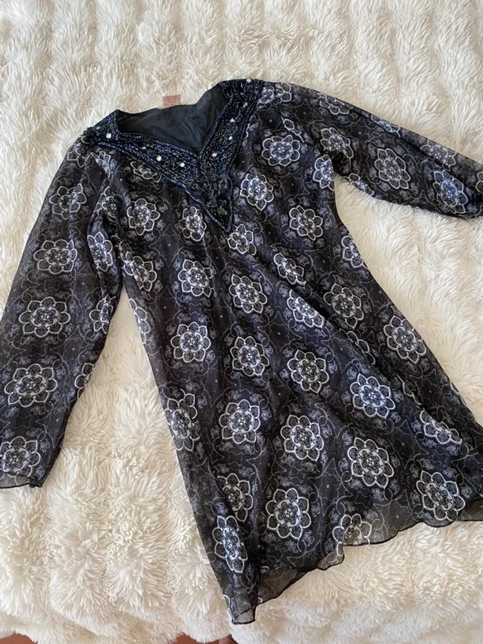Jolie robe à motif avec col en perle