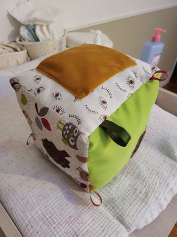 Cube sensoriel fait main