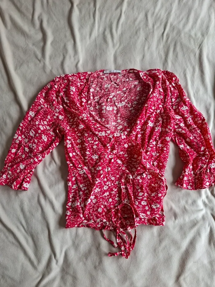 haut manche 3/4, fermeture cache cœur, rouge et fleur blanche, taille L, marque Sud Express