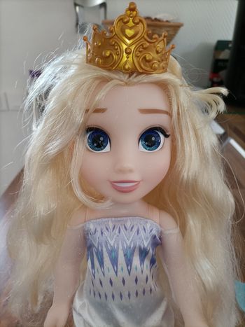 Poupée Reine des Neiges Elsa 33 cm fait de la musique