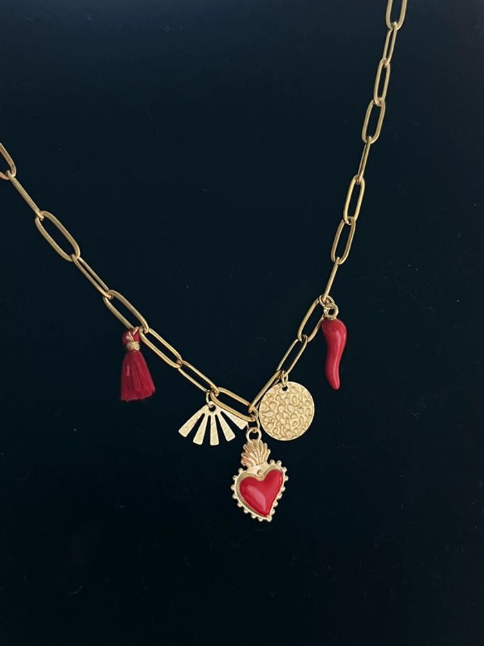 Collier chaîne acier inoxydable pendentifs breloques dorés et rouges - photo numéro 3