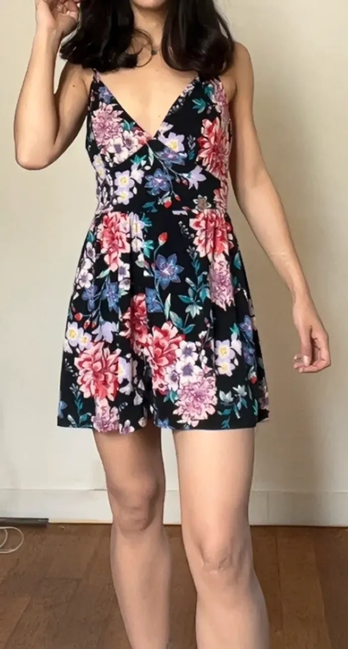 magnifique combinaison short décolleté devant et derrière fleurie taille S Bershka - photo numéro 2