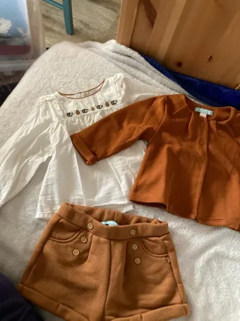 Ensemble blouse , gilet et short 9 mois