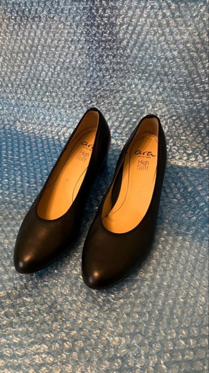 "Ara" Escarpins classiques noirs sur petits talons bottiers stables pour femmes - photo numéro 3