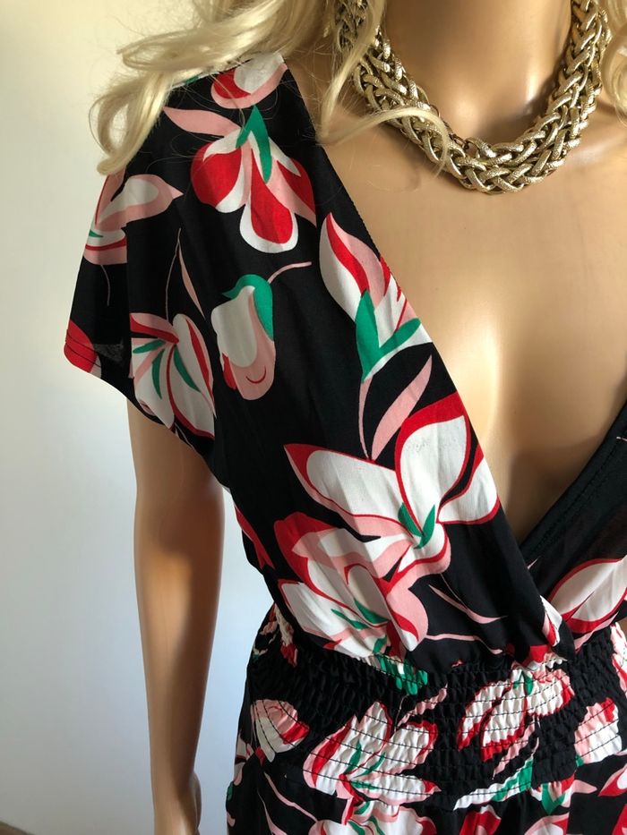 Combinaison noire et fleurie à manches courtes taille 38/40 jamais portée - photo numéro 4