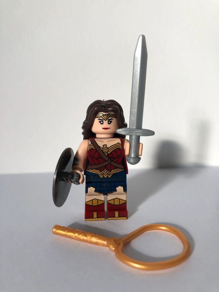Figurine type lego Wonder Woman. Marvel - photo numéro 2