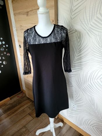 Très jolie robe taille 38 noir avec dentelle