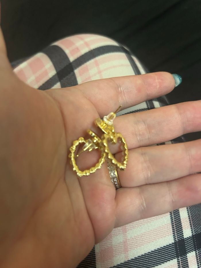 Boucles d’oreilles NEUVES pour femme forme de cœurs couleurs bordeaux et blanc nacré - photo numéro 6