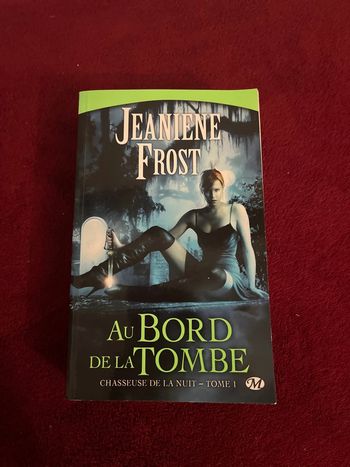 Livre fantastique Au bord de la Tombe chasseuse de la nuit