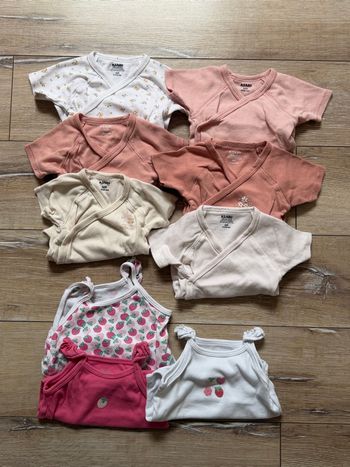 Lot de 9 bodies été / printemps ( 6 mois ) 