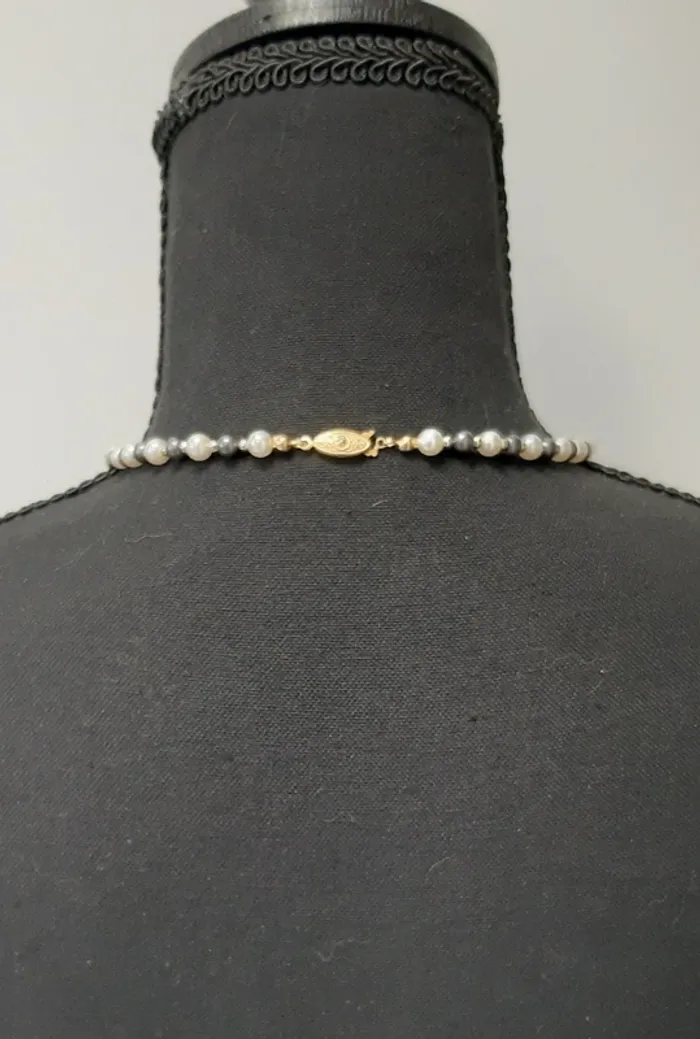 Très joli collier vintage en fausses perles noires, blanches et dorées. - photo numéro 2