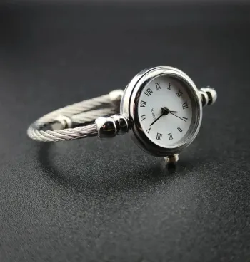 Montre-bracelet ronde argenté, style vintage