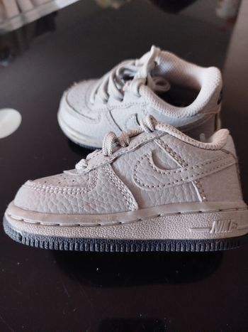 Vends baskets Nike bébé grises 
