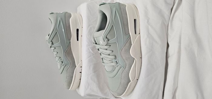 Baskets femme Air Jordan 4 RM taille 40.5 - photo numéro 3