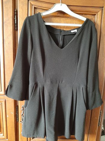 robe noire manches courtes effet volant