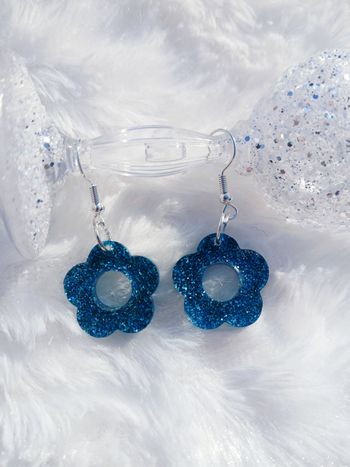 Boucles d'oreilles fleurs bleu pailleté
