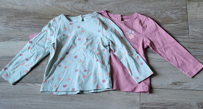 Lot de 2 t-shirts manches longues à fleurs taille 36 mois