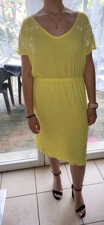 Robe jaune à manches courtes avec broderies – légère et estivale