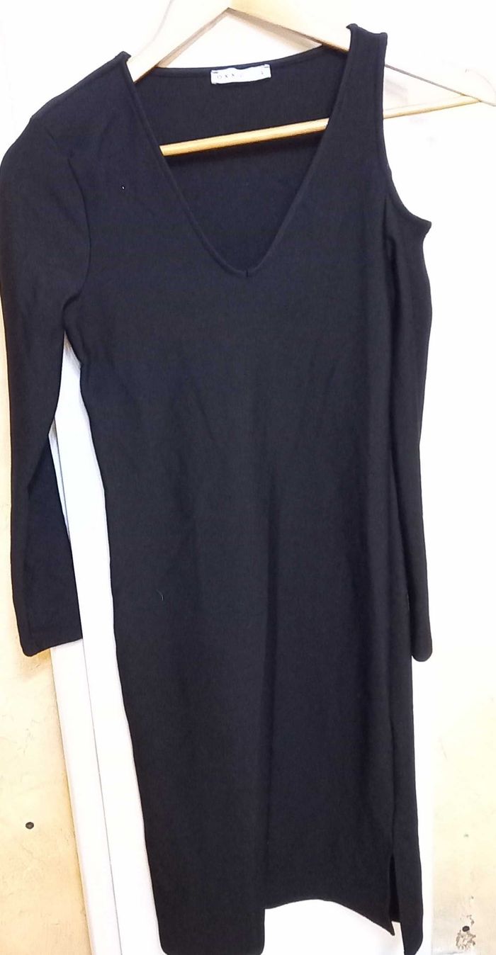 Robe noire à épaule dénudée