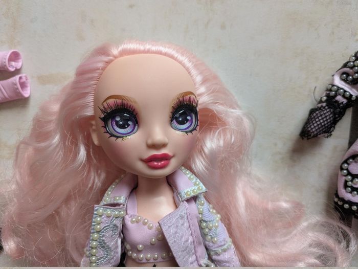 Poupée Rainbow high Bella Parker avec tenues et socle de Minnie Choi high Royal Three K-Pop - photo numéro 2